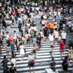 Pejalan kaki kerumunan Shibuya melintasi Tokyo