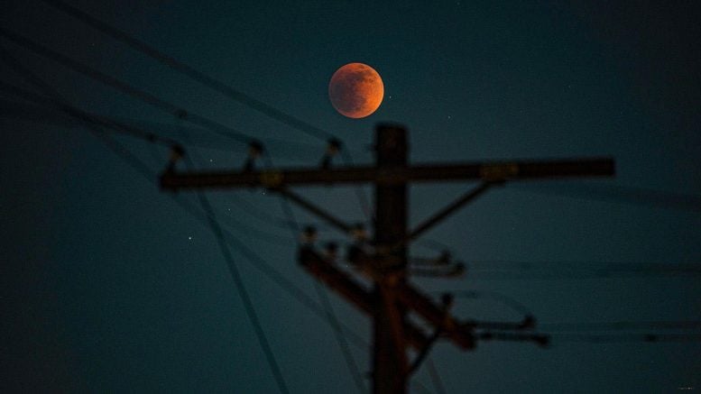 Tiang telepon gerhana bulan