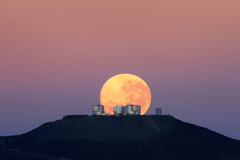 Moonset dramatis di belakang teleskop ESO yang sangat besar