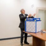 Richard Corsi menunjukkan pembersih udara DIY