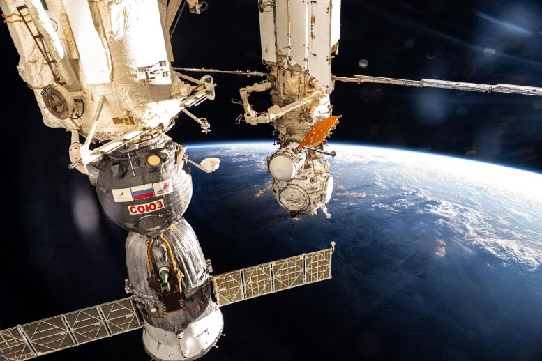 Stasiun Luar Angkasa Internasional melonjak menjadi matahari terbenam orbital di atas Samudra Pasifik yang berawan
