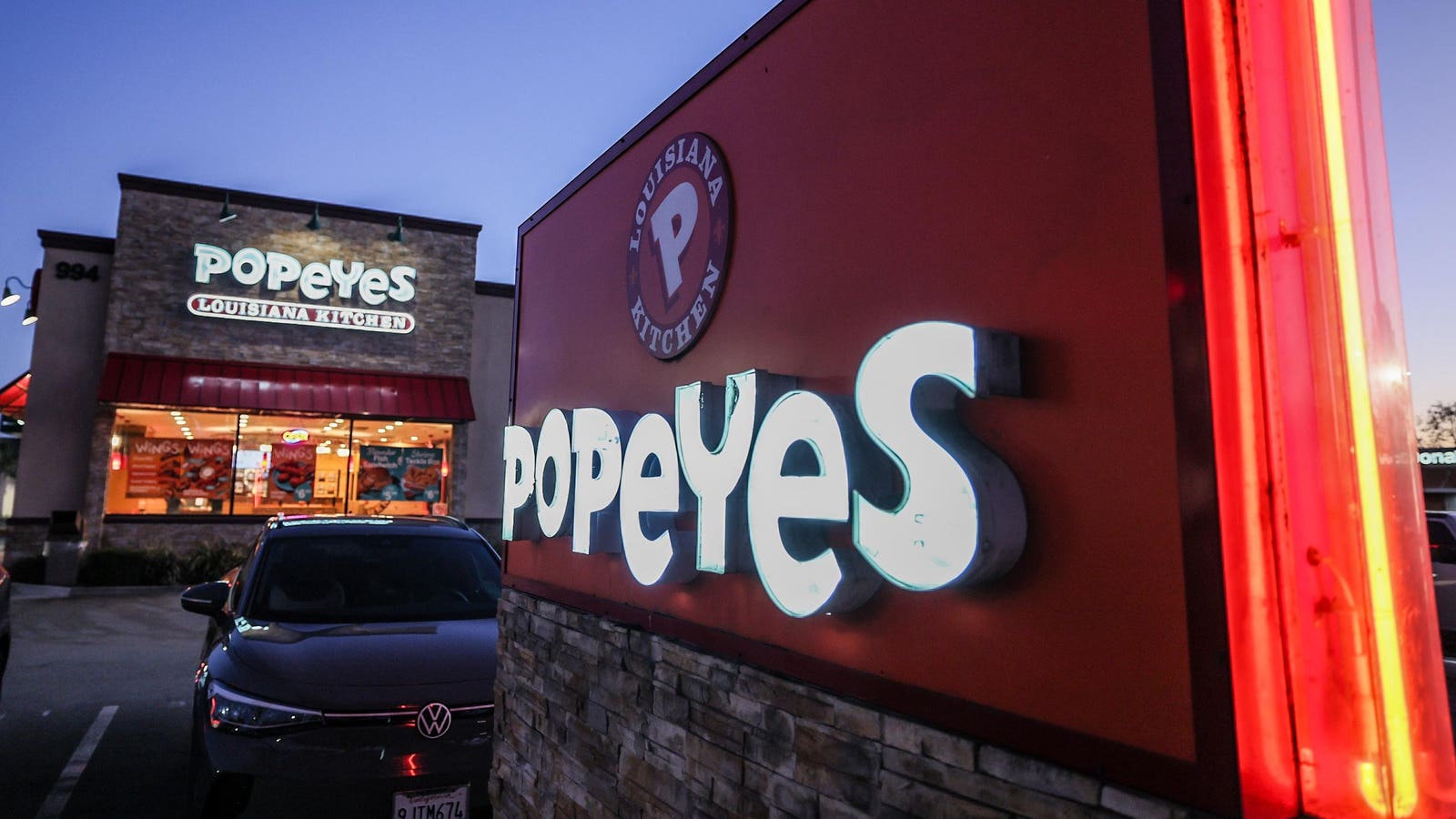 Popeyes membawa rasa Louisiana ke bandara Inggris musim panas ini