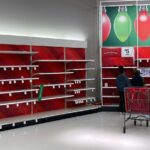 Rak ritel kosong dapat mengganggu belanja di sekolah dan liburan