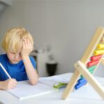 Pekerjaan rumah anak laki -laki ADHD