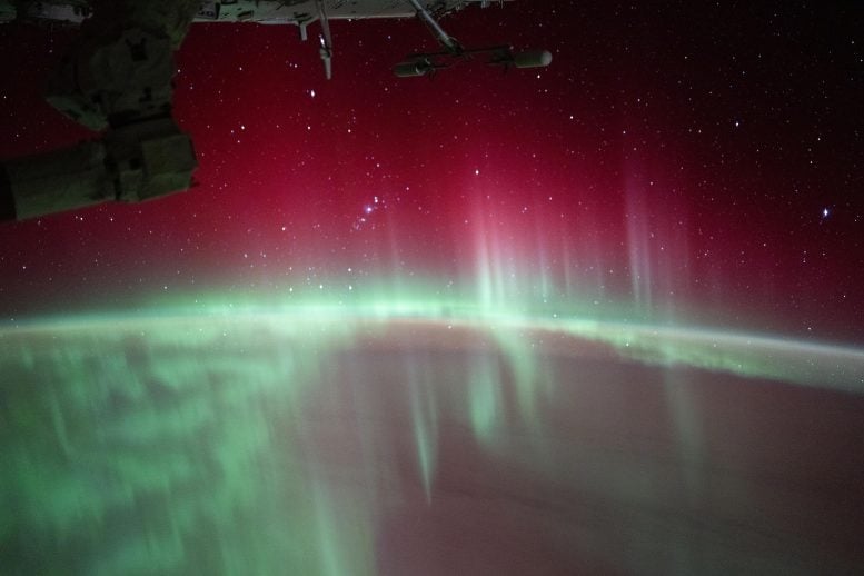 Bintang berkilauan di atas Aurora di atmosfer Bumi