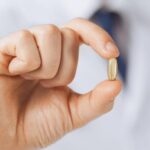 Dokter memegang kapsul obat suplemen vitamin