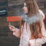 Gadis menguap di luar