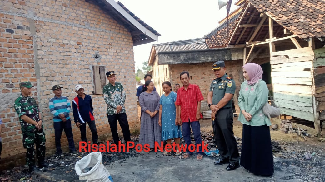 Peduli Terhadap Masyarakat, Dandim 0427/Way Kanan Didampingi Istri Kunjungi Rumah Korban Kebakaran