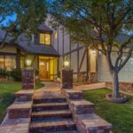 Anda dapat tinggal di rumah dari 'Poltergeist', dan bahkan meminta seseorang menghantui Anda