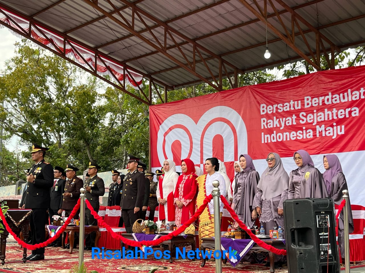 Dandim 0427/Way Kanan Bersama Ketua Persit KCK Cabang L Hadiri Upacara Penurunan Bendera Merah Putih Dalam Rangka HUT RI ke-80 di Lapangan Korpri