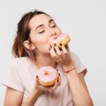 Makan makanan donat junk food
