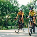 Pasangan sporty tersenyum dengan sepeda