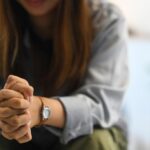 Mengapa memaafkan diri sendiri sangat sulit dan bagaimana akhirnya melakukannya Wanita sedih yang tertekan duduk