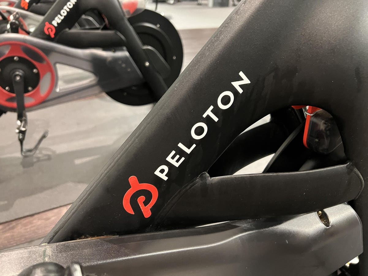 Peloton mengungguli, merencanakan lebih banyak toko mikro dan pedal kembali berdasarkan biaya
