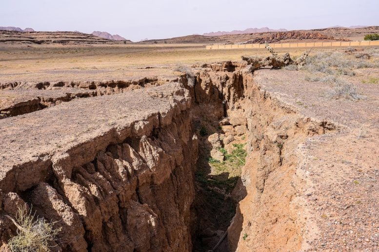 Retakan gempa di tanah