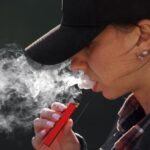 Wanita muda vaping