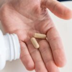 Kombo “Synbiotic” Ini Mengalahkan Omega-3 untuk Melawan Peradangan Pria Menuangkan Kapsul Suplemen Nutrisi Vitamin Probiotik Ke Tangan