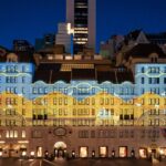 Loro Piana Meliputi Bergdorf Goodman Dengan Tampilan Lampu Dan Pemasangan
