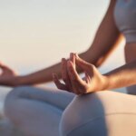 Wanita Lotus Pose Meditasi Sunset Beach