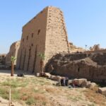 Coring di Luar Tiang Pertama di Karnak