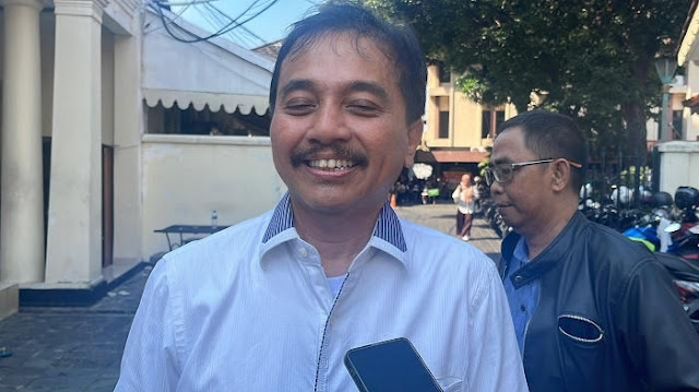 Roy Suryo Kuliti Kejanggalan Salinan Ijazah Jokowi yang Didapat dari KPU: Tanda Tangan Ditutup