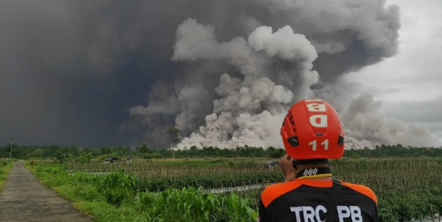 BNPB Evakuasi 300 Warga Terdampak Erupsi Semeru