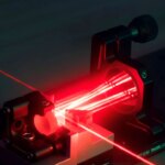 Bagaimana Laser Seukuran Telapak Tangan Dapat Mengubah Pengobatan dan Manufaktur Penguat Parametrik Optik Multipass dengan Sinar Laser