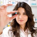 Apoteker Memegang Pil Obat Tylenol