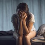 Wanita Sangat Depresi di Tempat Tidur
