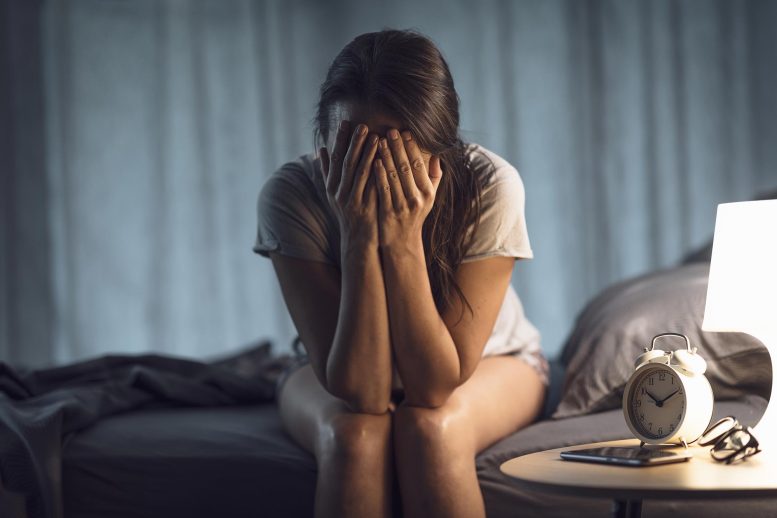 Wanita Sangat Depresi di Tempat Tidur