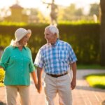 Pasangan Senior Bahagia Berpegangan Tangan Berjalan