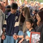 Makamkan sang Suami, Richa Novisha Peluk Erat Foto Gary Iskak