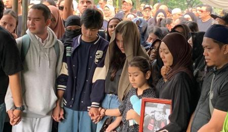 Makamkan sang Suami, Richa Novisha Peluk Erat Foto Gary Iskak
