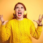 Wanita Berambut Merah Mendengarkan Headphone Menjerit Marah