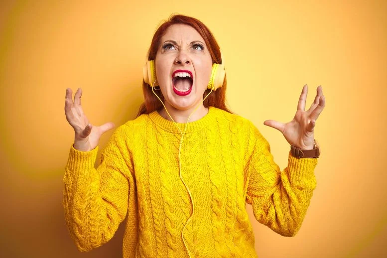 Wanita Berambut Merah Mendengarkan Headphone Menjerit Marah