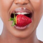 Wanita Mulut Makan Stroberi