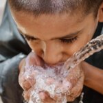 Bocah Pakistan yang Haus Air Minum