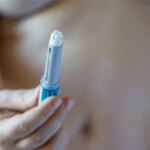 Wanita Memegang Pena Semaglutide Ozempic