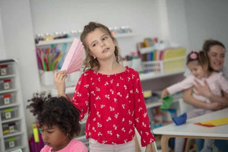 Anak Sekolah Panas Mengipasi Siswa Panas