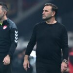 Okan Buruk mengumumkan menit bermain yang akan ia lakukan sebelum Okan Buruk mengumumkan menit bermain yang akan ia lakukan sebelum pertandingan dimulai