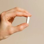 Kapsul Pil Obat Suplemen Vitamin Memegang Tangan Wanita