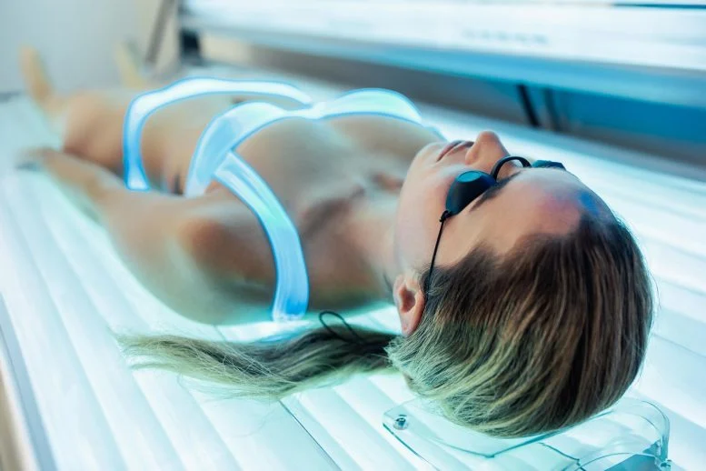 Wanita Meletakkan Tempat Tidur Tanning Dalam Ruangan