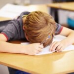 Tinjauan Pengobatan ADHD Terbesar di Dunia Mengungkapkan Apa yang Benar-Benar Anak ADHD Sekolah Bosan yang Lelah