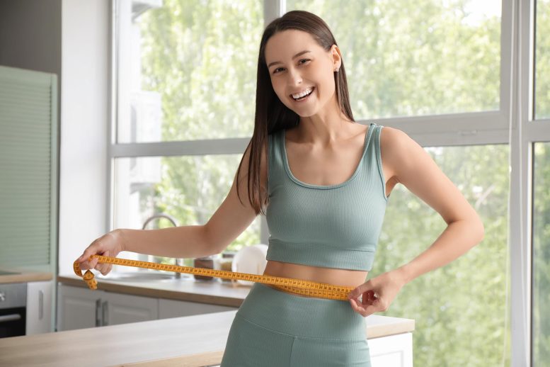Wanita Muda Cantik Bahagia Dengan Pita Pengukur